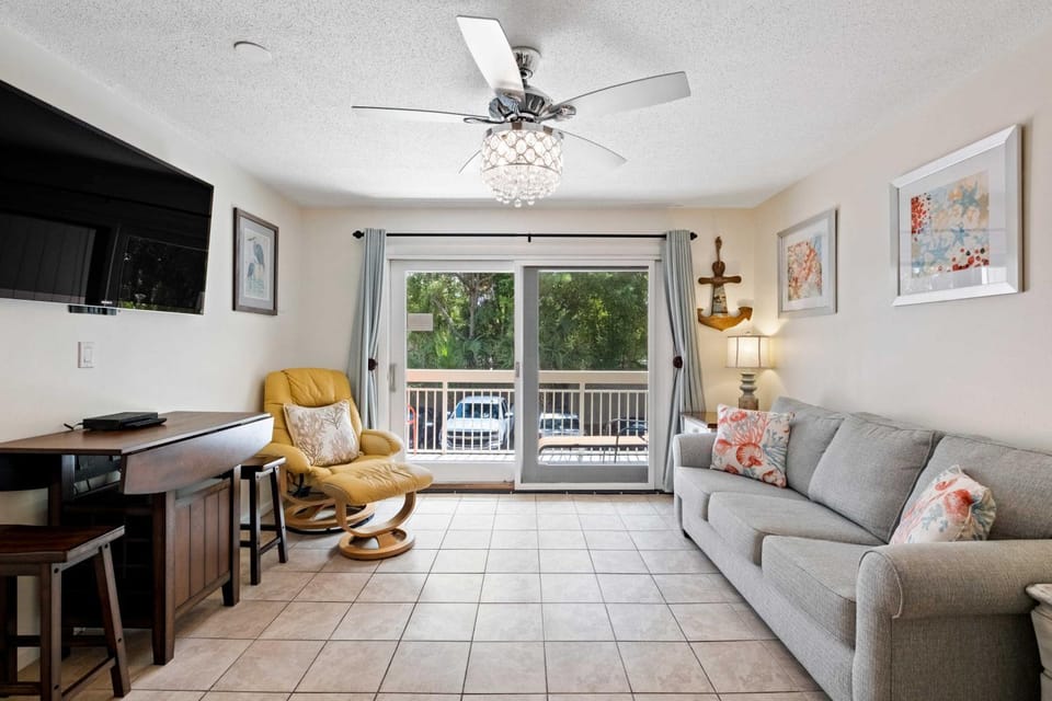 Walk to Bars & Shops: Resort Condo in Hilton Head! House in Coligny Beach