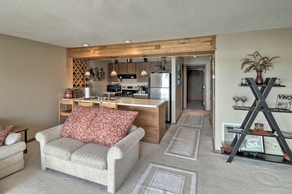 Pool + Fishing Docks: Couple's Lake Ozark Condo House in Lake of the Ozarks