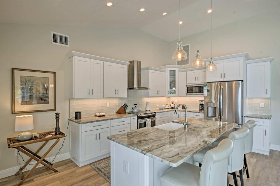 2 Mi to South Beach: Waterfront Home w/ Lanai! House in Marco Island
