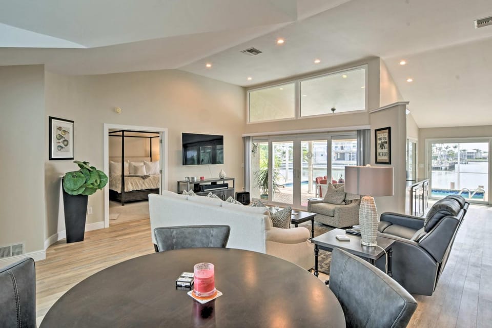 2 Mi to South Beach: Waterfront Home w/ Lanai! House in Marco Island