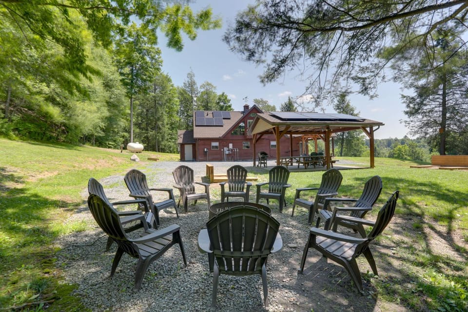 3-Acre Benezette Cabin: Hot Tub, Grill & Mtn View Cabin in Allegheny River