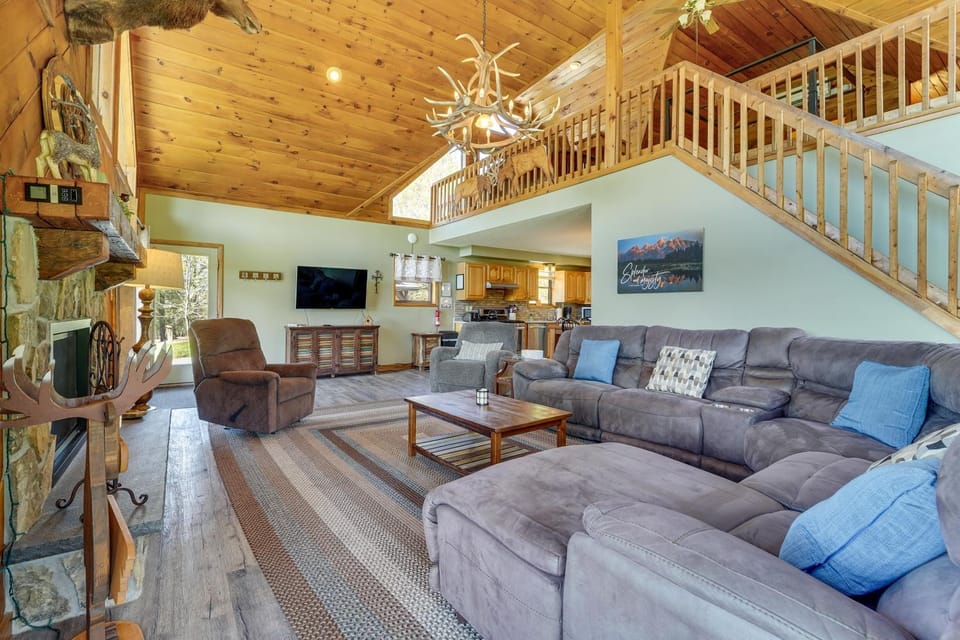 3-Acre Benezette Cabin: Hot Tub, Grill & Mtn View Cabin in Allegheny River