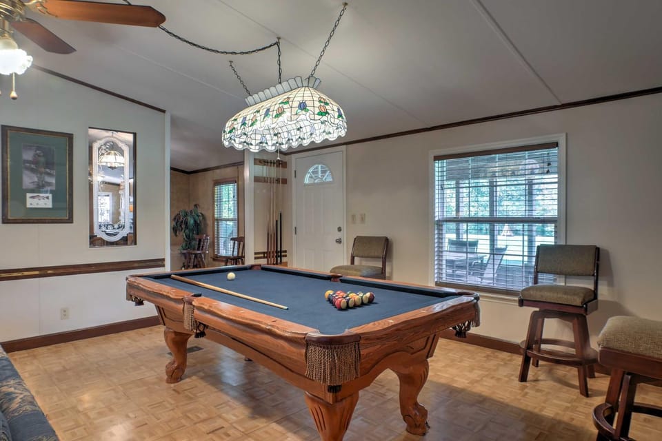 Ooltewah Cabin w/ Grill, Pool Table & Porch! Cabin in Chattanooga