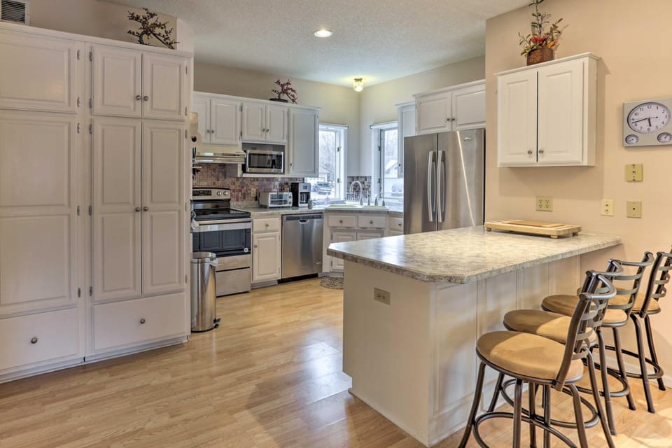 Eagan Home w/ Porch - 5 Mi to Mall of America! House in Eagan