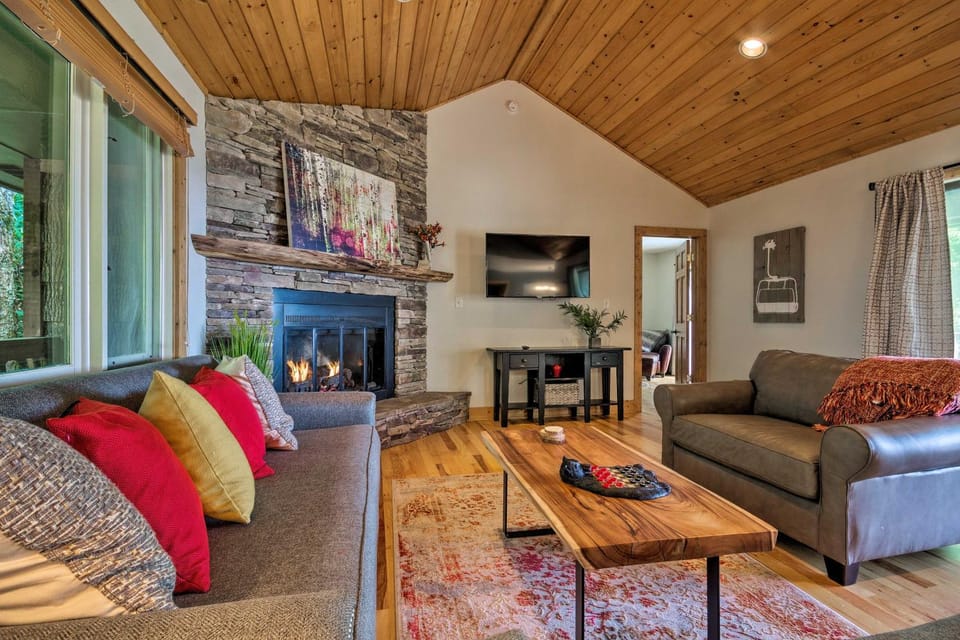 Cabin w/ Fireplace & Mountain Views: 5 Mi to Boone Cabin in Watauga