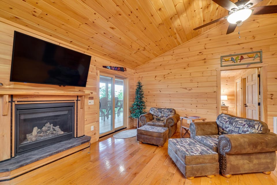 Private Hot Tub: Gatlinburg Cabin in the Clouds Cabin in Gatlinburg