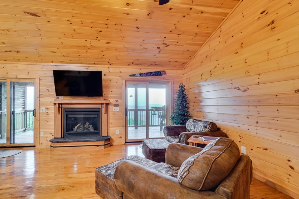 Private Hot Tub: Gatlinburg Cabin in the Clouds Cabin in Gatlinburg