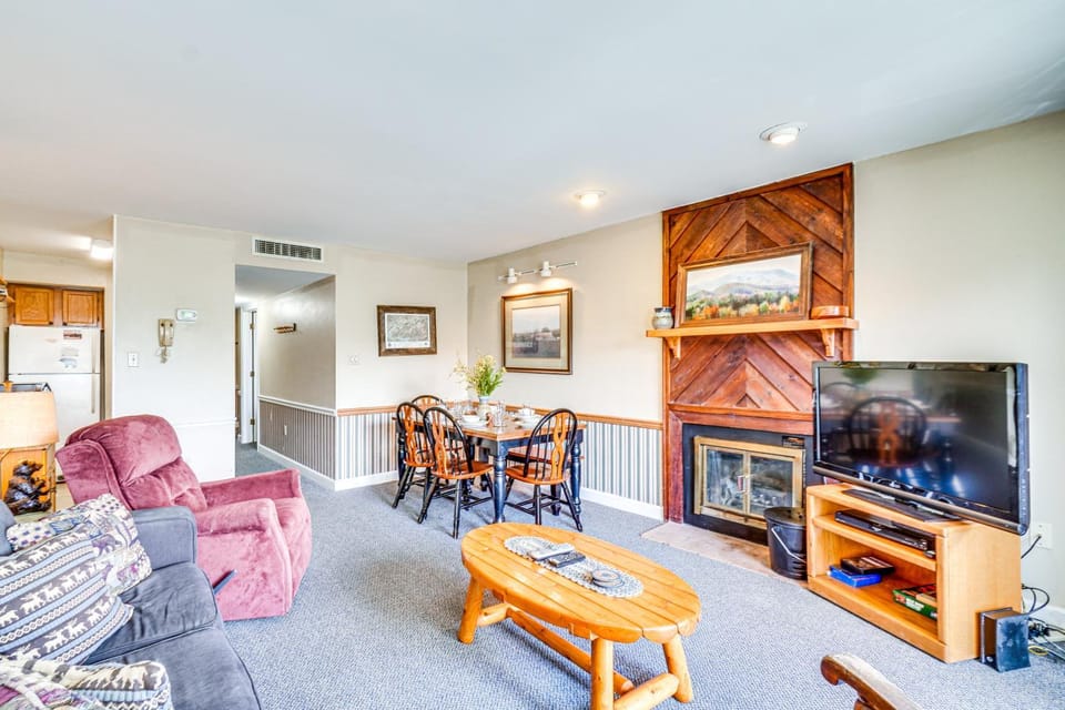 Indoor and Outdoor Pool Access! Condo 3 Mi to GSMNP Apartment in Gatlinburg