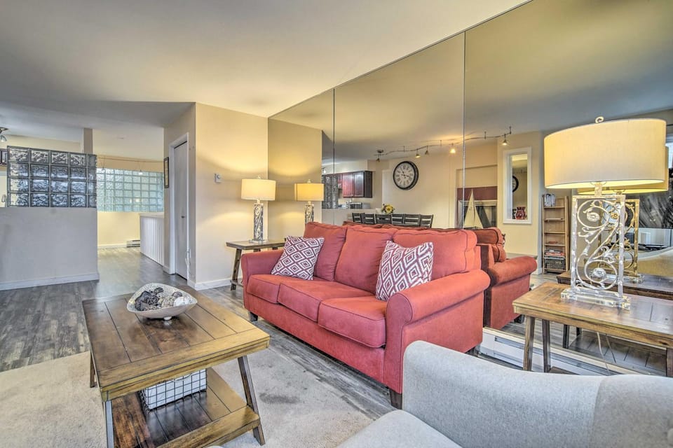 Walk to Downtown & Coast Trail: Condo in Anchorage House in Anchorage