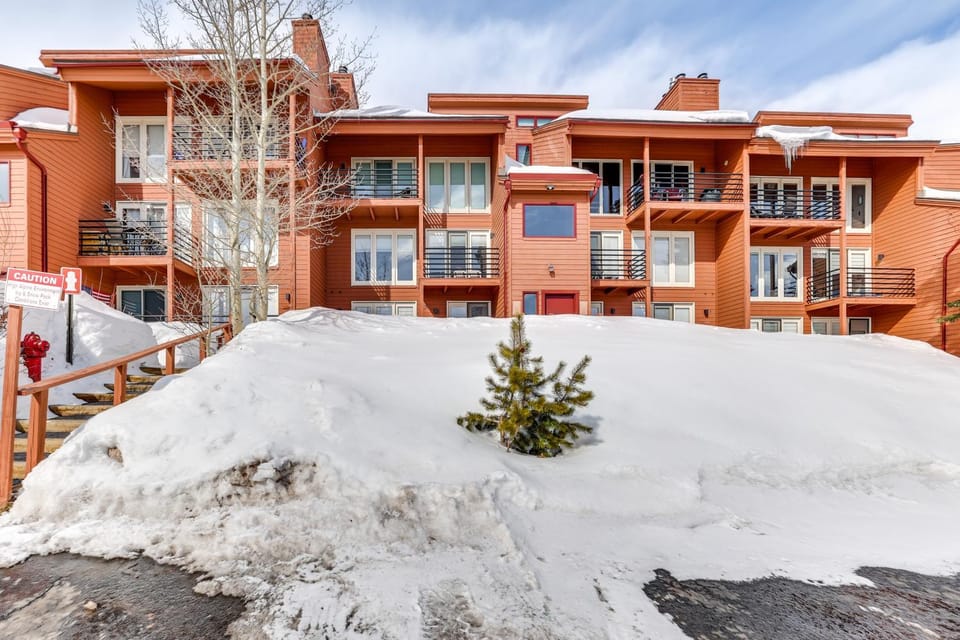Mtn-View Gem with Community Perks in Silverthorne! Apartment in Wildernest