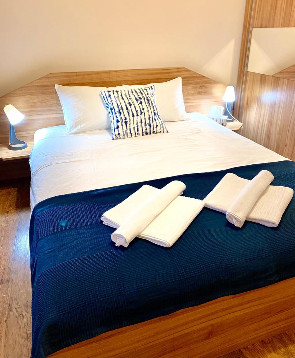 Bedroom, towels