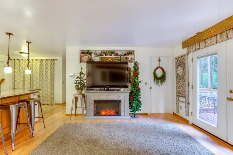 Hot Tub and Fireplace Peaceful Anderson Island Home House in Anderson Island