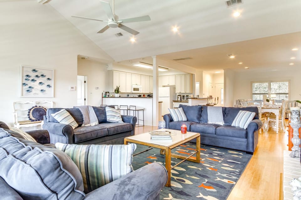 Pool, Fire Pit & Tennis Court: Gem in Bay St Louis House in Mississippi