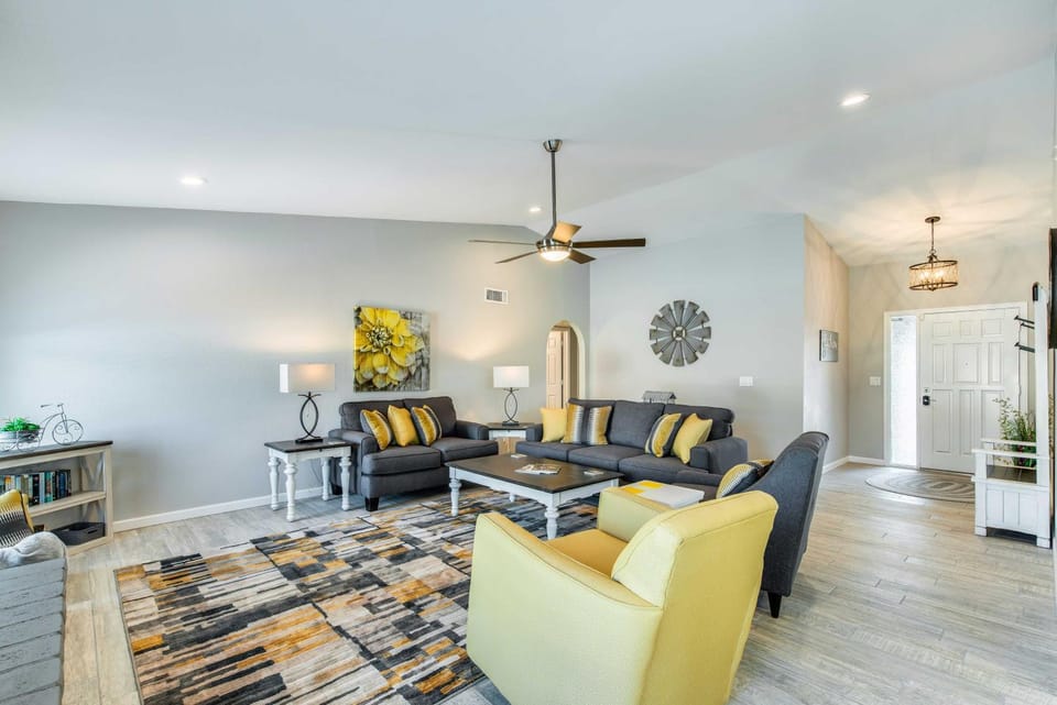 Pool & Putting Green: Scottsdale Family Escape House in Scottsdale