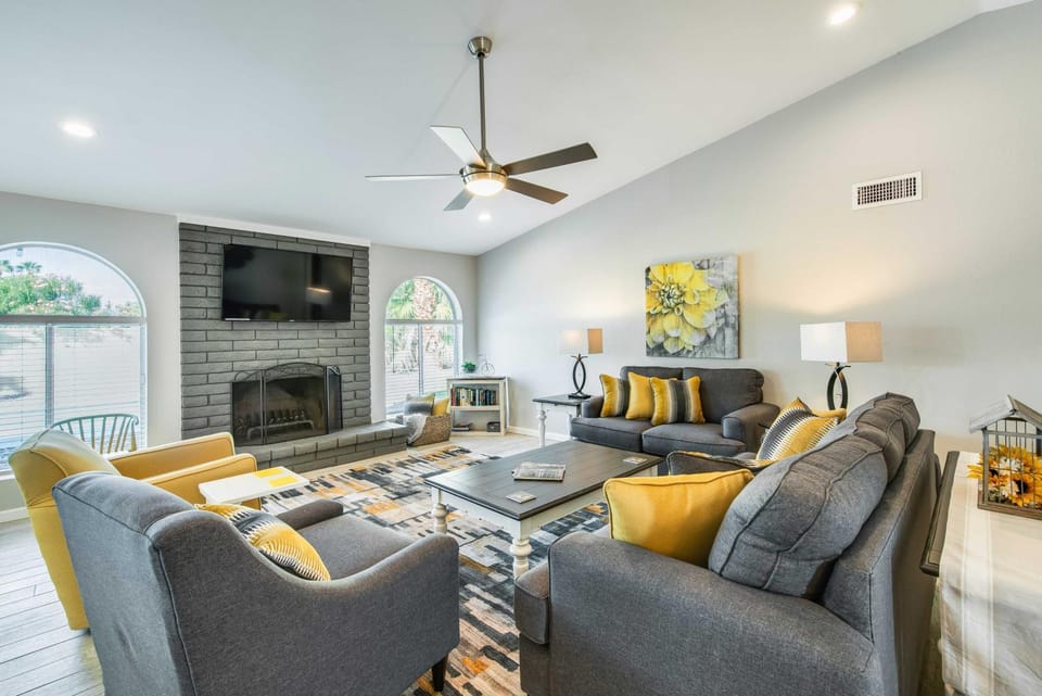 Pool & Putting Green: Scottsdale Family Escape House in Scottsdale