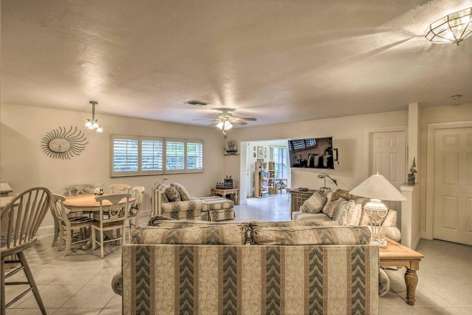 Spacious Naples Home < 1 Mi to Vanderbilt Beach! House in Naples Park