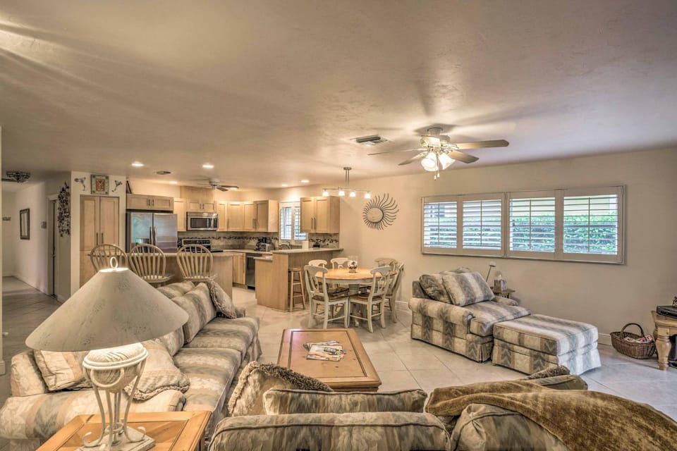 Spacious Naples Home < 1 Mi to Vanderbilt Beach! House in Naples Park