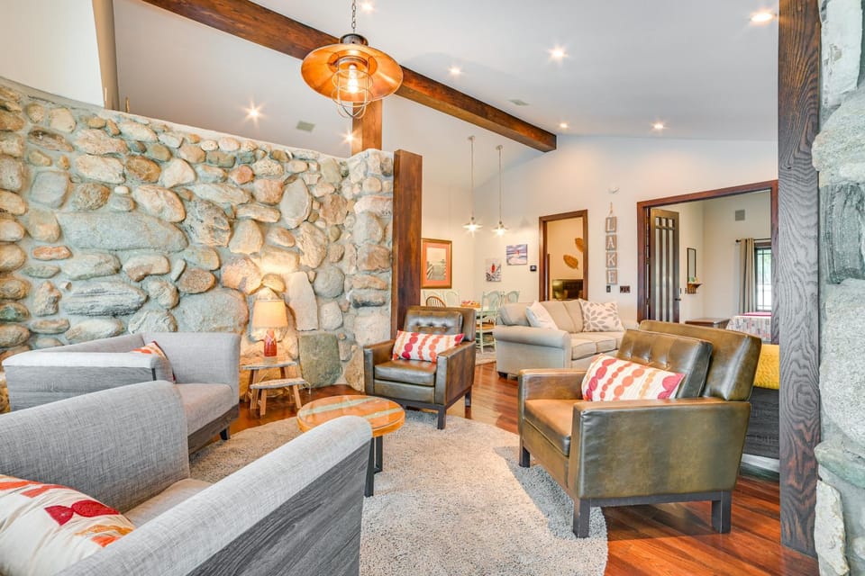 1 Mi to Dtwn! Lakefront Earl Young Charlevoix Home House in Charlevoix