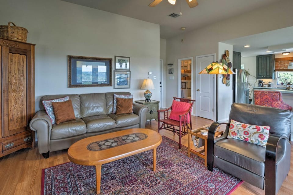2 Furnished Decks & Lake Views: Austin Escape House in Lake Austin