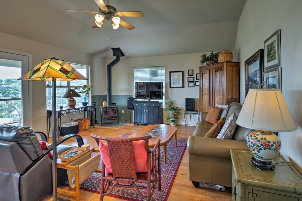 2 Furnished Decks & Lake Views: Austin Escape House in Lake Austin