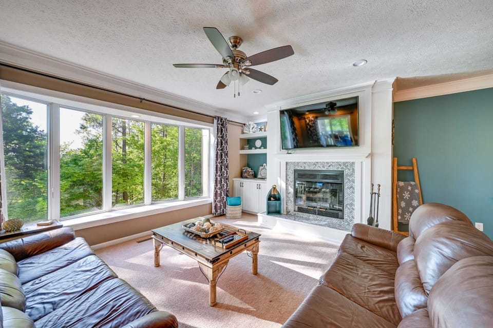 Lake Keowee Condo w/ Balcony & Resort Amenities! House in Lake Keowee
