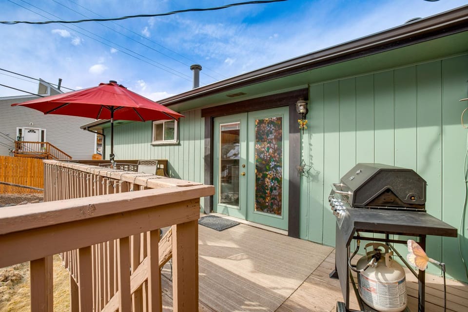 Near Red Rocks, Hiking & Skiing: Kittredge Condo! House in Kittredge