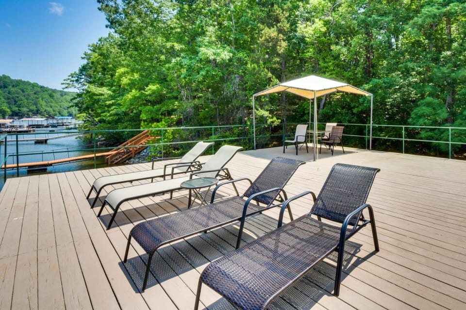 Murrayville Lakefront Cabin w/ Boat Slip & Grill! Cabin in Lake Lanier