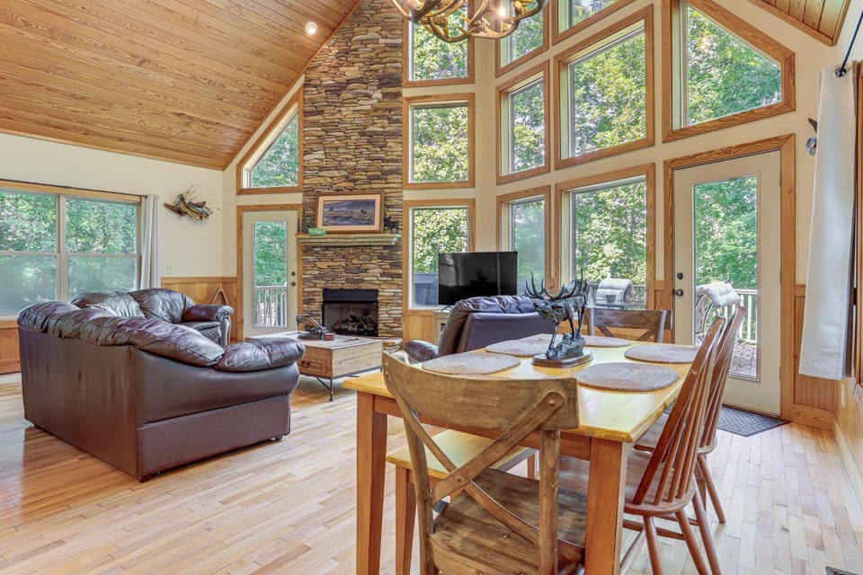 Murrayville Lakefront Cabin w/ Boat Slip & Grill! Cabin in Lake Lanier