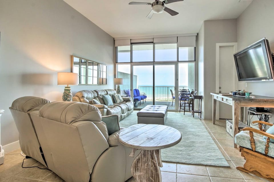 Poolside Fun & Beachfront Views! Galveston Condo House in Texas City
