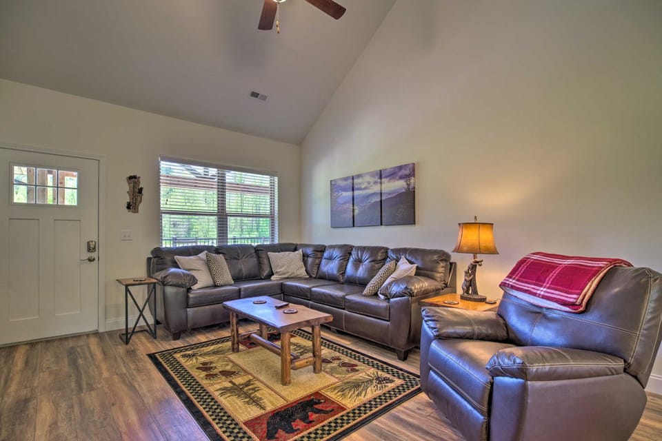 Townsend Condo w/ Pool, Great Smoky Mountain Views House in Sevier County