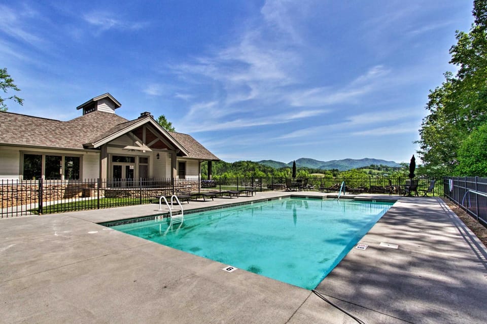 Townsend Condo w/ Pool, Great Smoky Mountain Views House in Sevier County