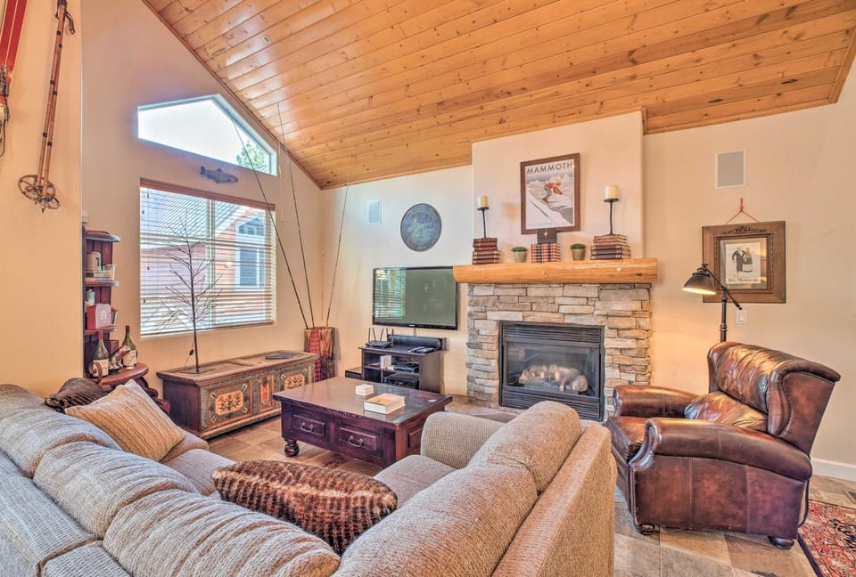 Mammoth Lakes Townhome - 10-Min Walk to Village! House in Mammoth Lakes