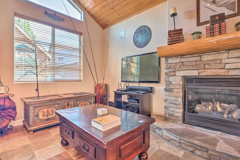 Mammoth Lakes Townhome - 10-Min Walk to Village! House in Mammoth Lakes