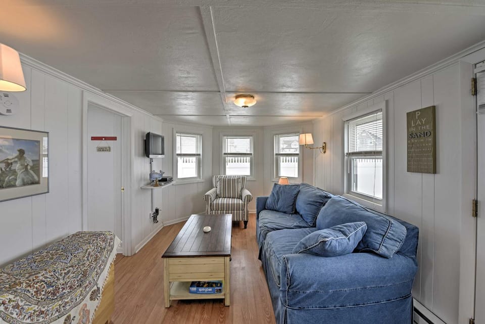 Peaceful Cottage - Steps to Matunuck Beach House in Narragansett Beach