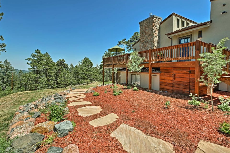 12 Mi to Red Rocks: Morrison Home w/ Deck House in Colorado