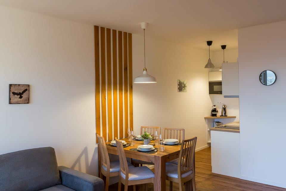 Kitchen or kitchenette, Food and drinks, Dining area