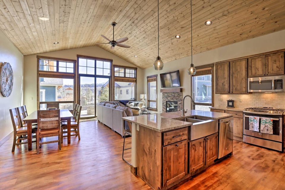 Mtn-View Fraser Home with Hot Tub - Near Skiing! House in Fraser