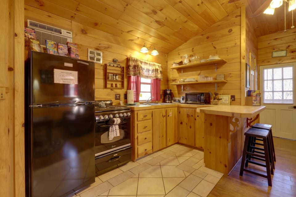 7 Mi to Pigeon Forge: Romantic Couple's Getaway Apartment in Pigeon Forge