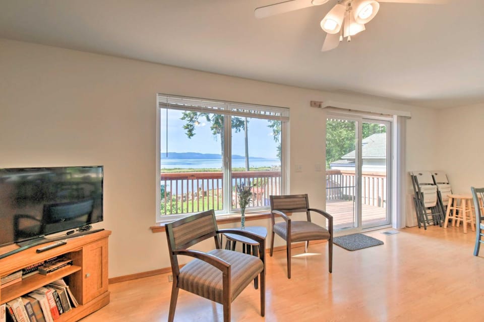 The Lillipad in Lilliwaup Magnificent Waterfront! Villa in Hood Canal