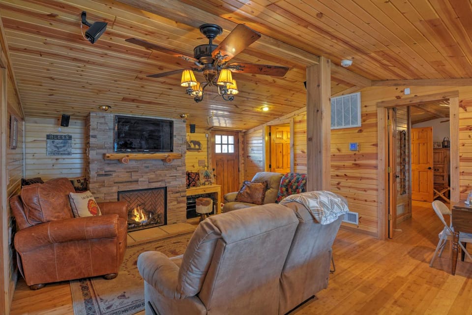 Bartlesville Cabin w/ Pool, Hot Tub & Trampoline! Cabin in Oklahoma