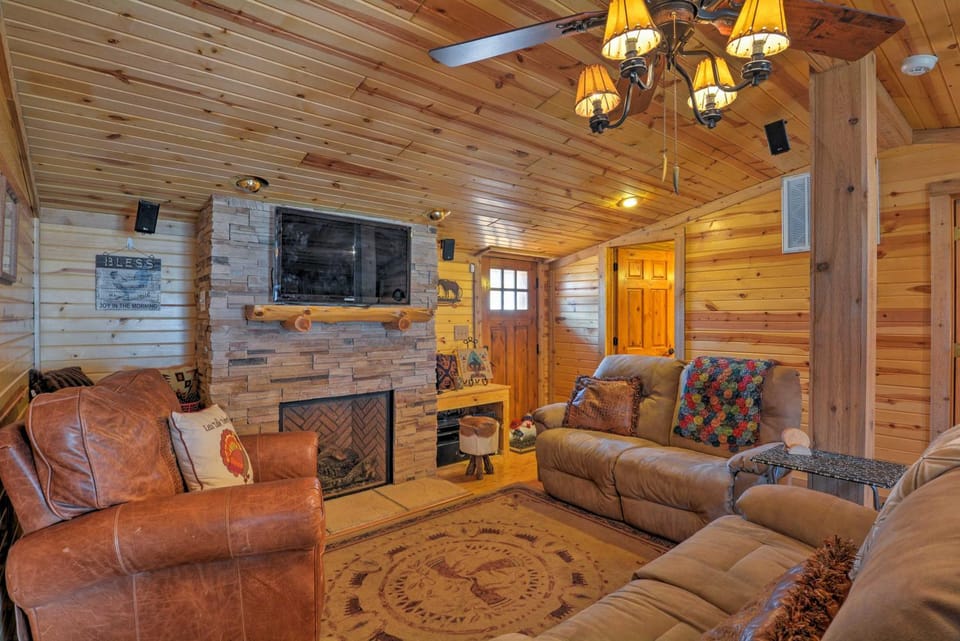 Bartlesville Cabin w/ Pool, Hot Tub & Trampoline! Cabin in Oklahoma