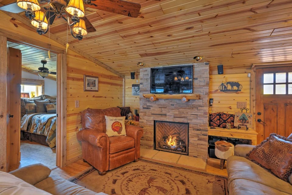 Bartlesville Cabin w/ Pool, Hot Tub & Trampoline! Cabin in Oklahoma