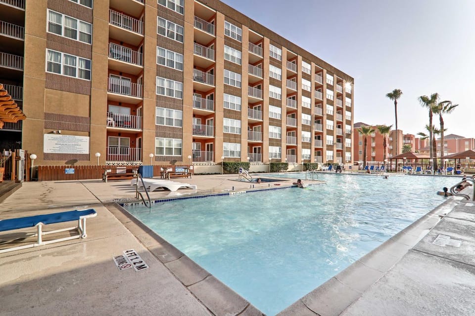 Steps to Beach: Beach Haven w/ Shared Amenities House in South Padre Island