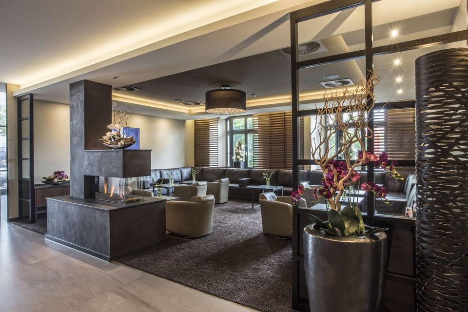 Communal lounge/ TV room, Lobby or reception