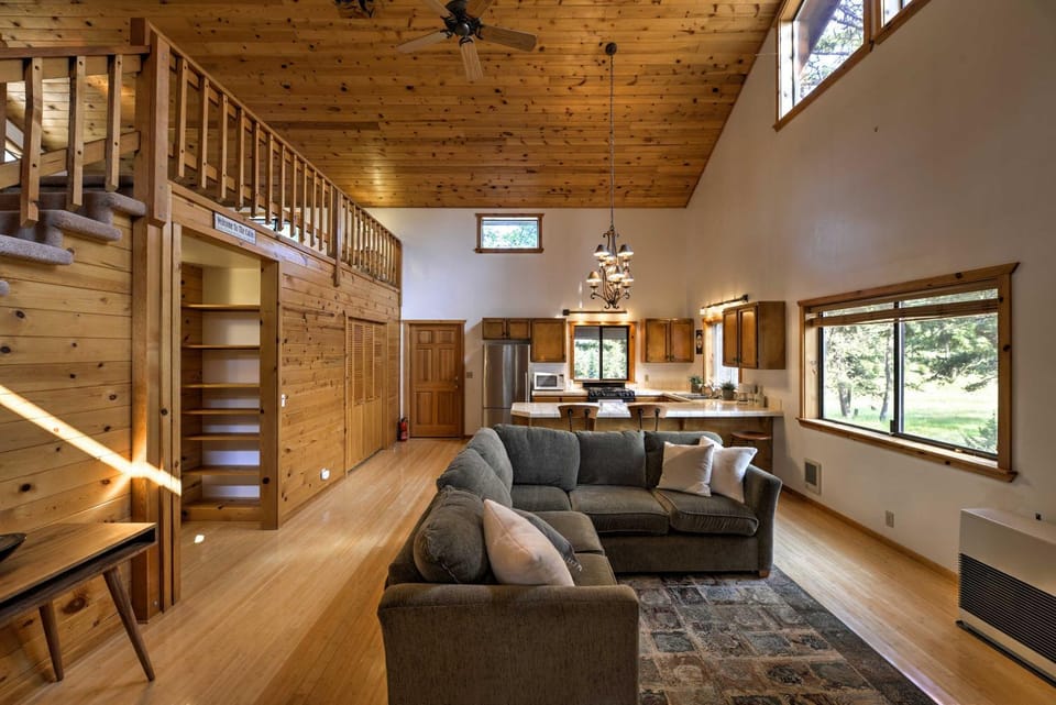 Ashland Cabin on 170 Acres w/ Mtn Views & Sauna! Cabin in Oregon