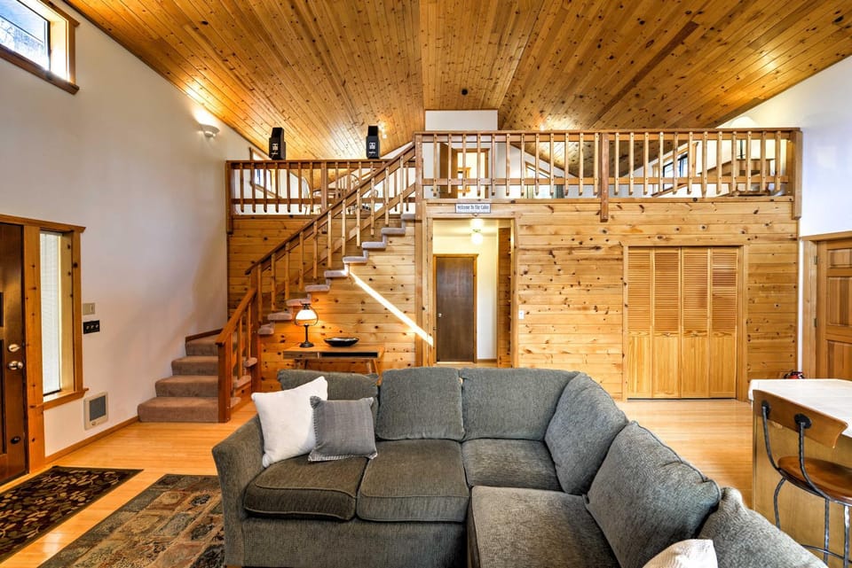 Ashland Cabin on 170 Acres w/ Mtn Views & Sauna! Cabin in Oregon