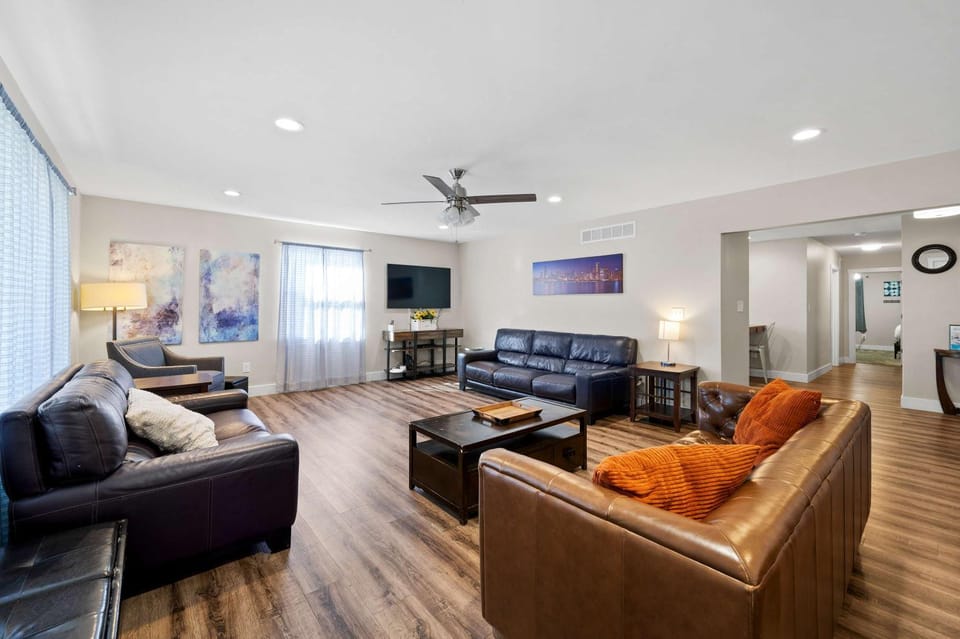 4BR, 3Bath for 11, Near Ark, Plenty of Free Parking House in Williamstown