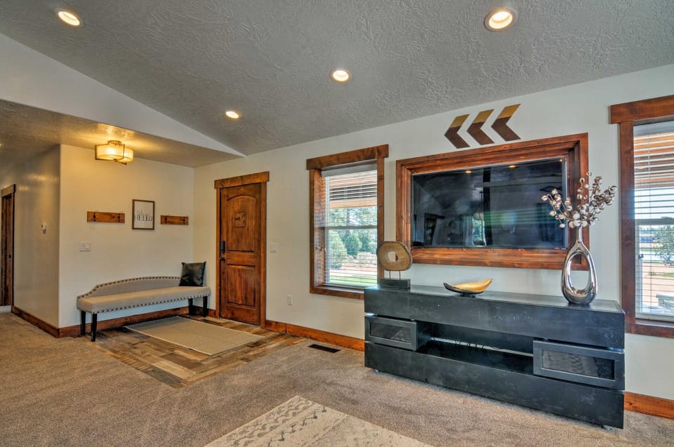 Luxe Home ~ 2 Mi to Bryce Canyon National Park! House in Utah