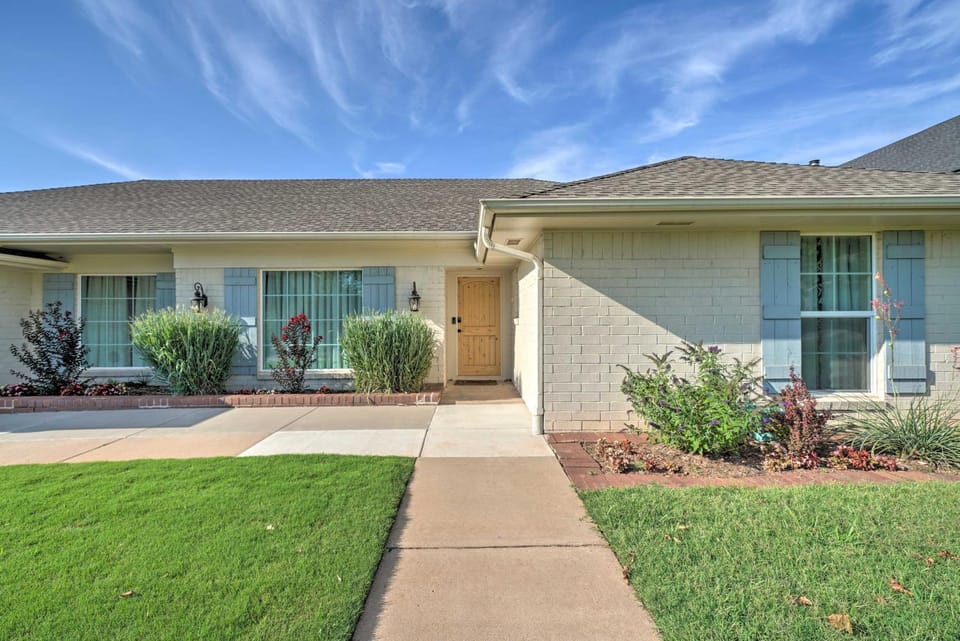 Elegant NW Oklahoma City Home w/ Spacious Yard House in Oklahoma City
