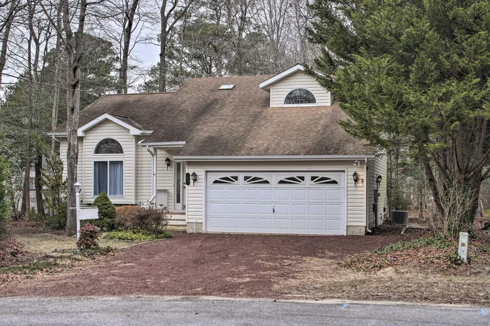 Pool Access, Deck & Grill: Ocean Pines Getaway House in Ocean Pines